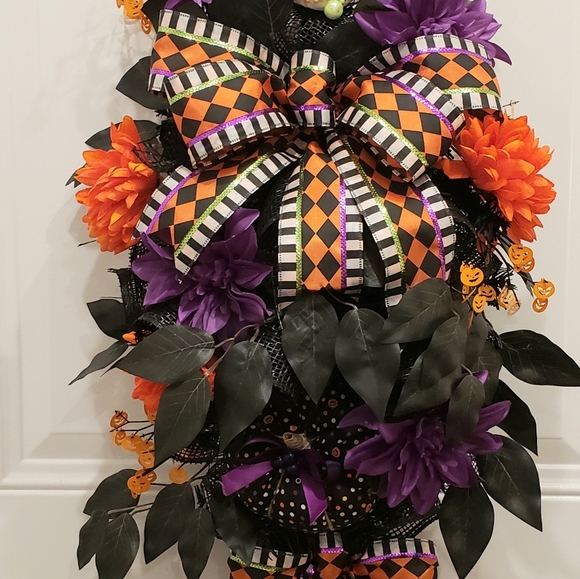 Halloween Wreath Door Swag Stuffed Pumpkin Glittered Spider Cupcake - Picture 3 of 3